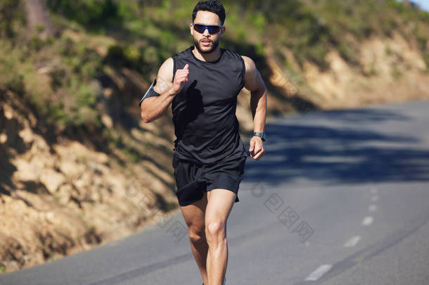 健身、运动和男子在健康、运动和运动马拉松的道路上奔跑。与街头跑步运动员一起进行挑战、自由和训练，以获得健康、成就和室外有氧运动.