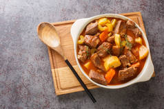 传统爱尔兰炖肉的特点是肉质羊肉，甜根茎蔬菜，和不可阻挡丰富的肉汤密切的锅在桌上。从Abov的水平顶部视图