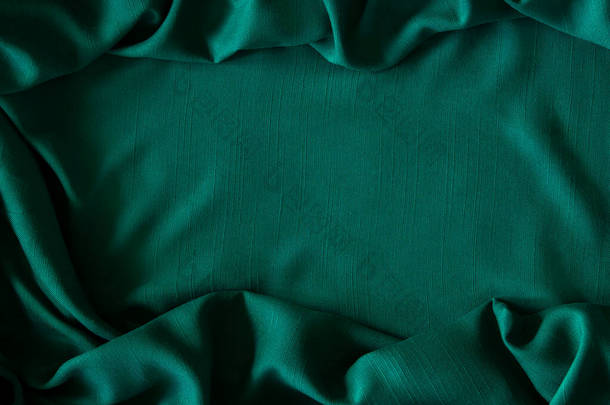 摘要亚麻混纺波纹面料背景.折皱的<strong>深</strong>绿色染色亚麻织物帆布背景.顶部视图.
