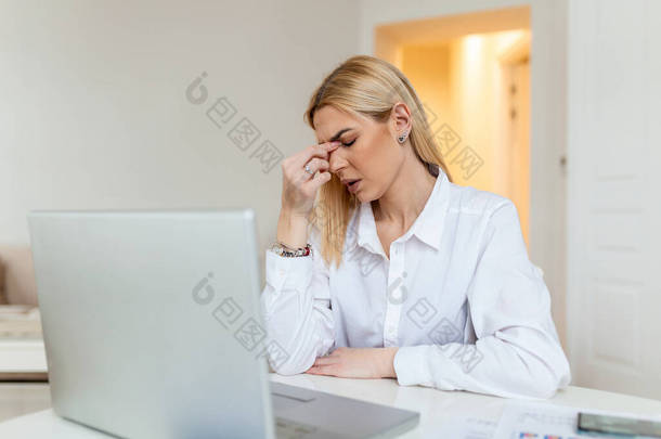 在笔记本电脑患慢性每日头痛治疗在线、 医疗咨询、 电磁辐射、 病假工资直接任命担任办公室伏案工作的年轻郁闷的女人