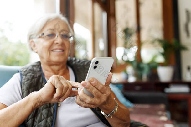 有选择的<strong>专</strong>注，快乐的老年妇女使用手机。<strong>享</strong>有自由和退休的老年妇女.