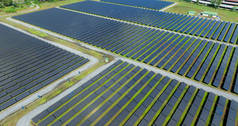 从空中俯瞰太阳能农场.太阳能促进绿色能源。可持续资源。太阳能电池板使用太阳光作为发电源。光伏或光电。可持续可再生能源.