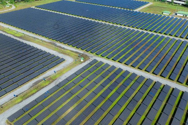 从空中俯瞰太阳能农场.太阳能促进绿色能源。可持续资源。太阳能电池板使用太阳光作为发电源。光伏或光电。可持续可再生能源.