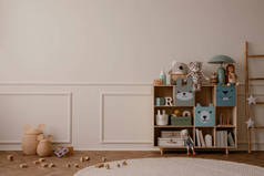 儿童房室内设计，有复制空间，木制餐具柜，圆形地毯，米色墙壁与粉刷，毛绒玩具，梯子，木制拦路虎和个人配件。家居装饰。模板.