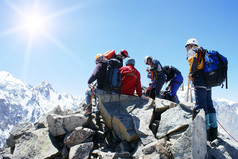 登山者在山顶的组