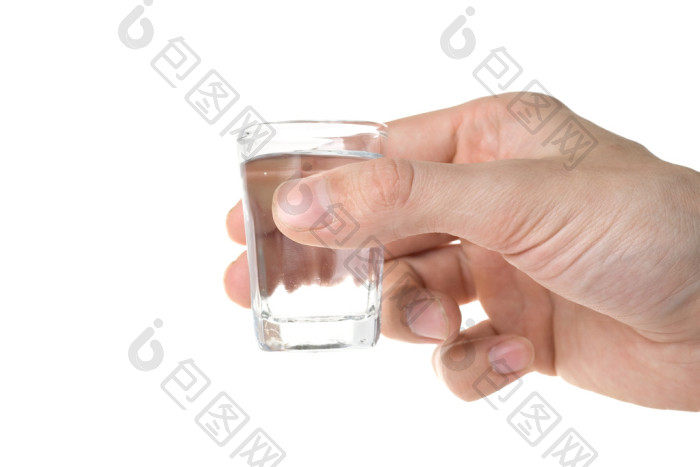 只手握住一杯伏特加图片-包图网企业站
