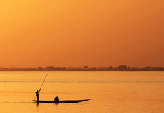 非洲渔夫在独木舟的剪影
