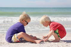 两个小孩玩的海洋沙滩上的沙子