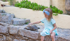 小乌龟在户外的小 adorble 快乐女孩