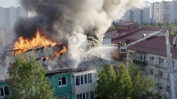 一栋住宅高层建筑的屋顶着火浓烟滚滚消防队图片-包图网企业站