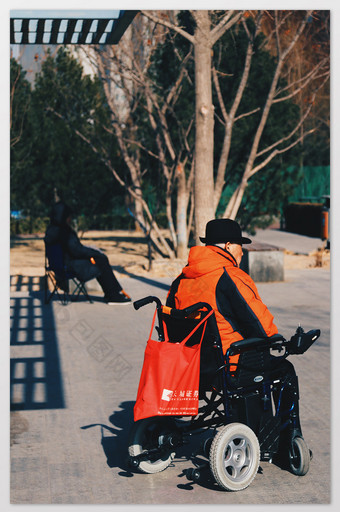 橙色安详城市小区老人人物摄影图片