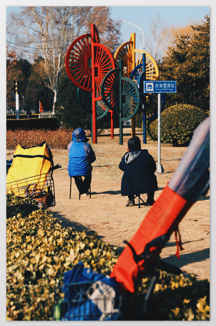 橙色安详城市放风筝老人人物摄影图片