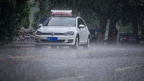 狂风骤雨中的汽车