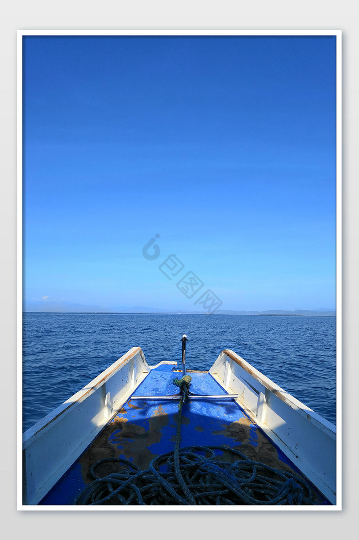 碧海蓝天船头前进方向摄影图图片