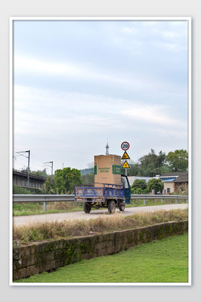 乡村风景拖拉机公路清新素材摄影高清大图