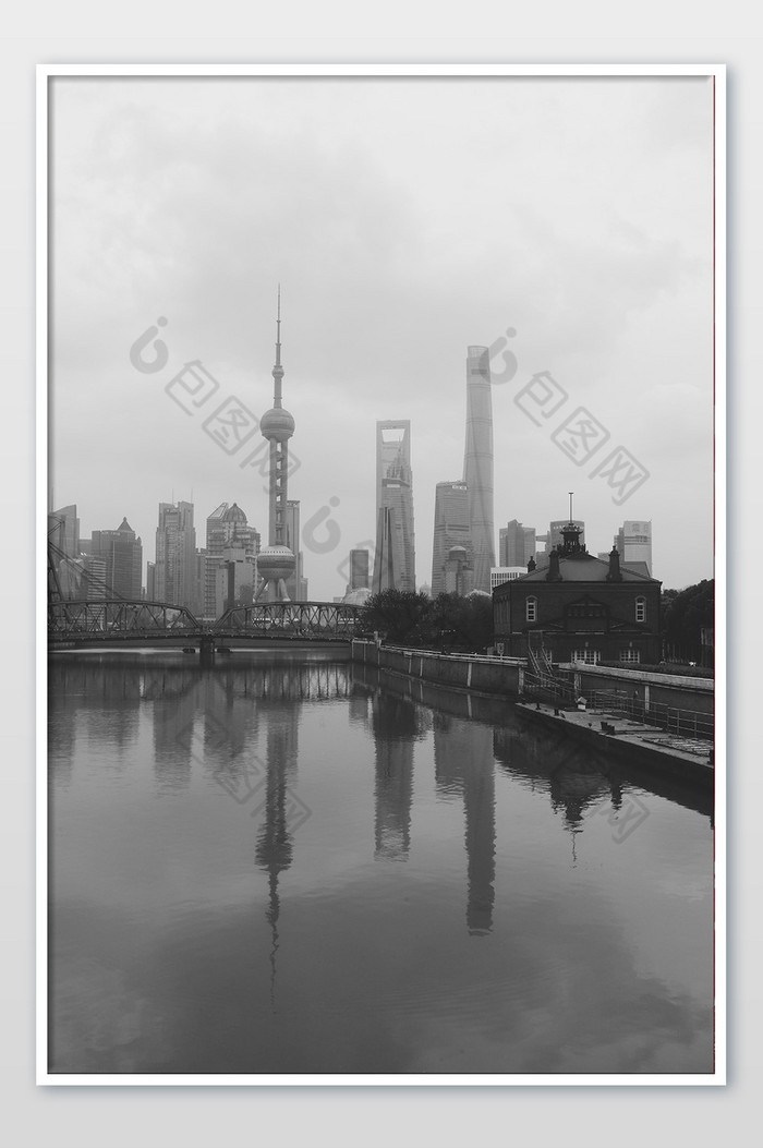 上海北外滩东方明珠倒影黑白建筑摄影图片图片