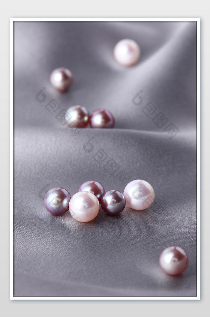 彩色淡水珍珠灰色丝绸珠宝摄影图片