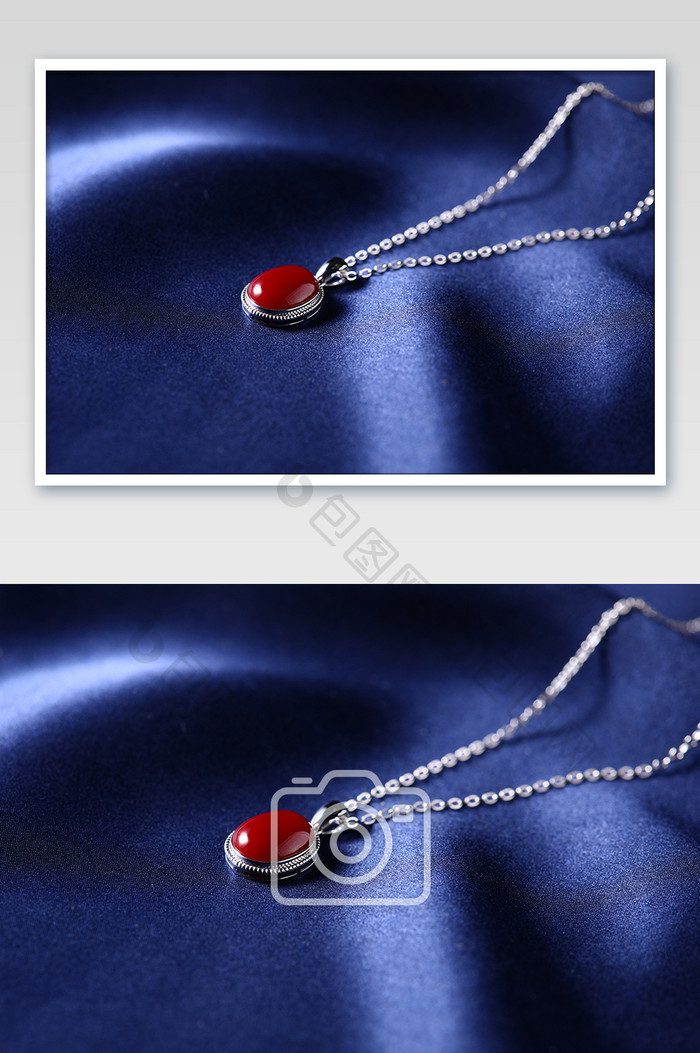 红色珠宝宝石银器项链蓝色丝绸背景摄影图片
