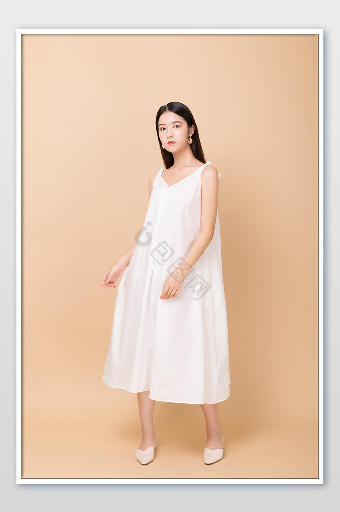 年轻时尚女性白色连衣裙摄影图片