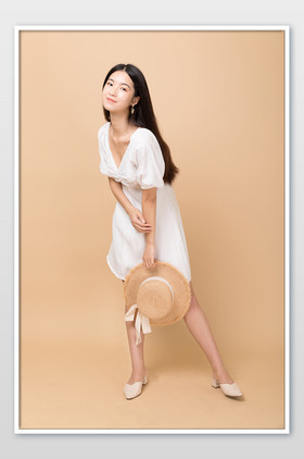 年轻女生俏皮全身片