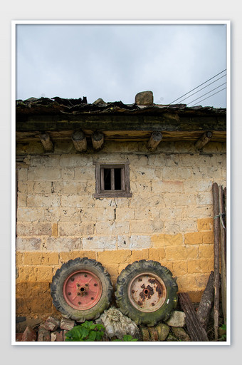 古村落泥土房子瓦房破旧轮胎摄影图图片