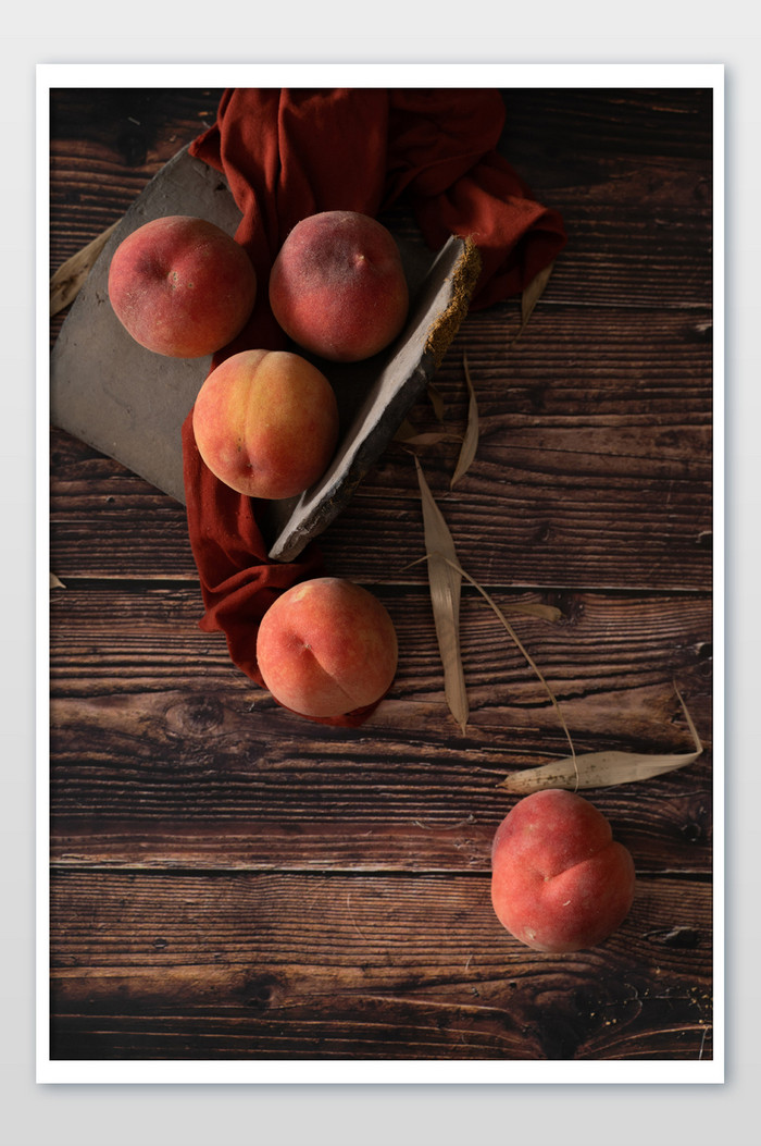 水果摆拍美味复古木板美味水蜜桃摄影图图片