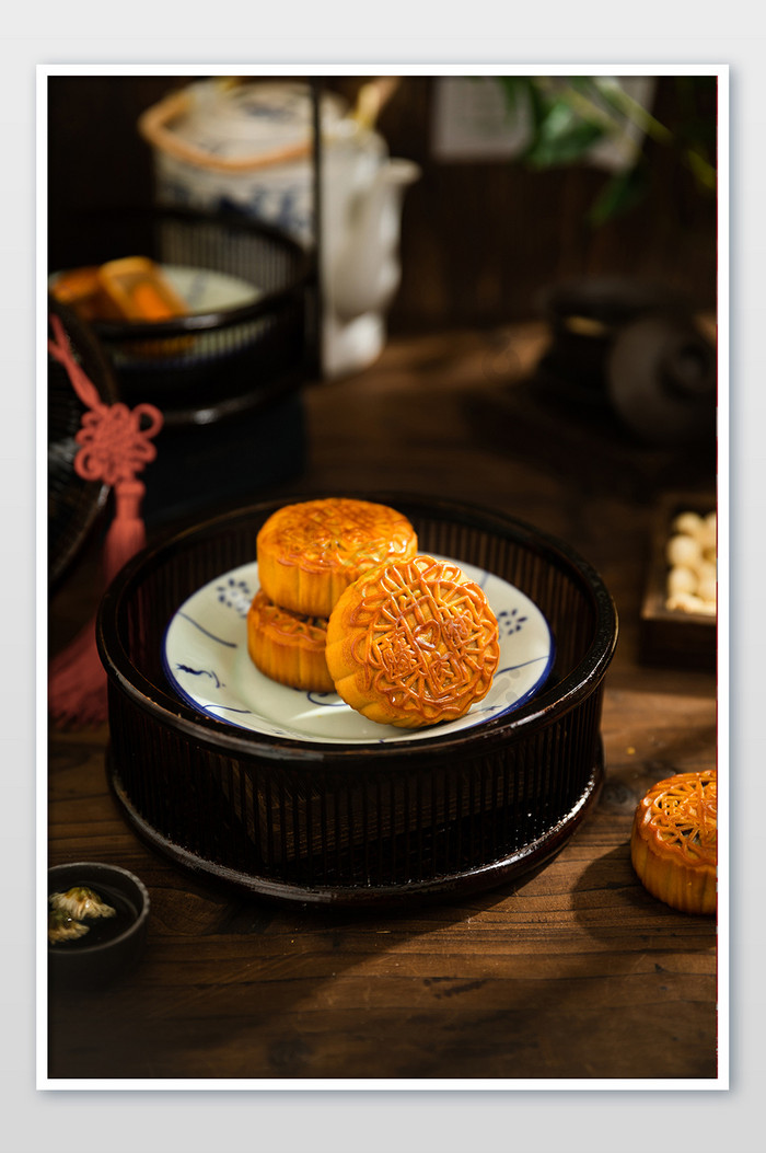 广式月饼糕饼氛围美食摄影图片