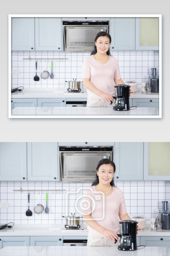 厨房里微笑的家庭主妇形象图片下载