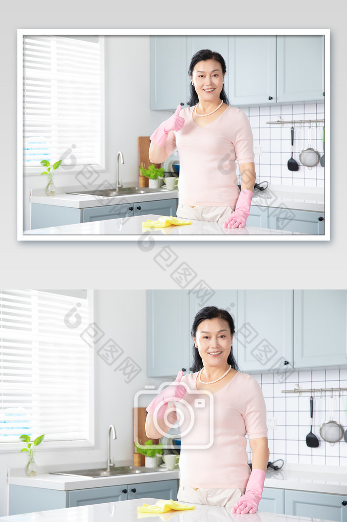厨房里的家庭主妇竖起大拇指图片图片