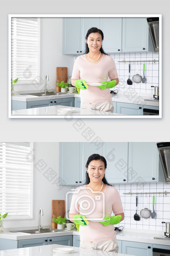 厨房里擦盘子的家庭主妇图片