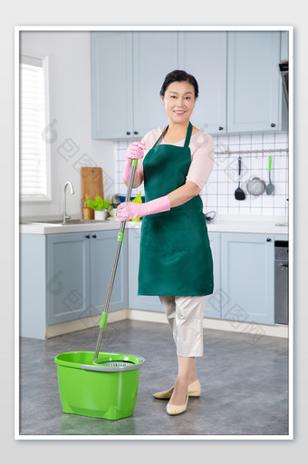 厨房家庭主妇家政服务在厨房做卫生图片