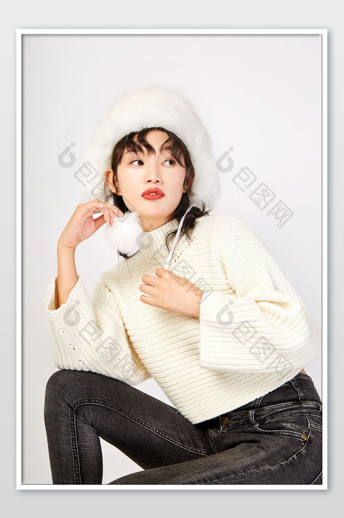 秋冬装女装戴毛绒帽子的模特电商图片