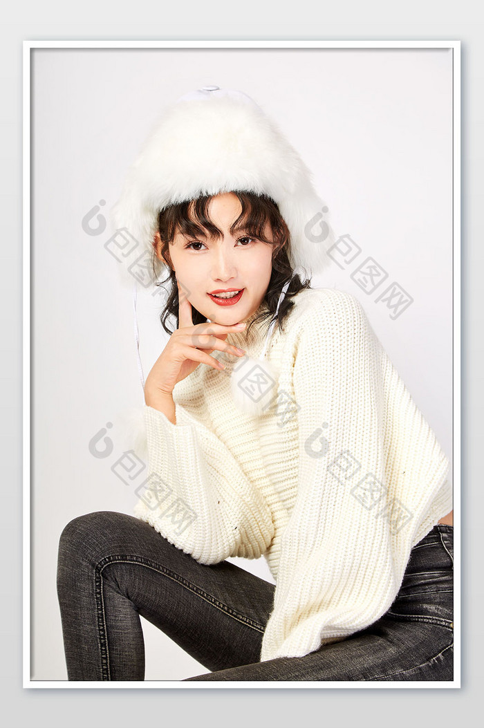 秋冬装女装白色毛衣可爱毛绒帽电商图片