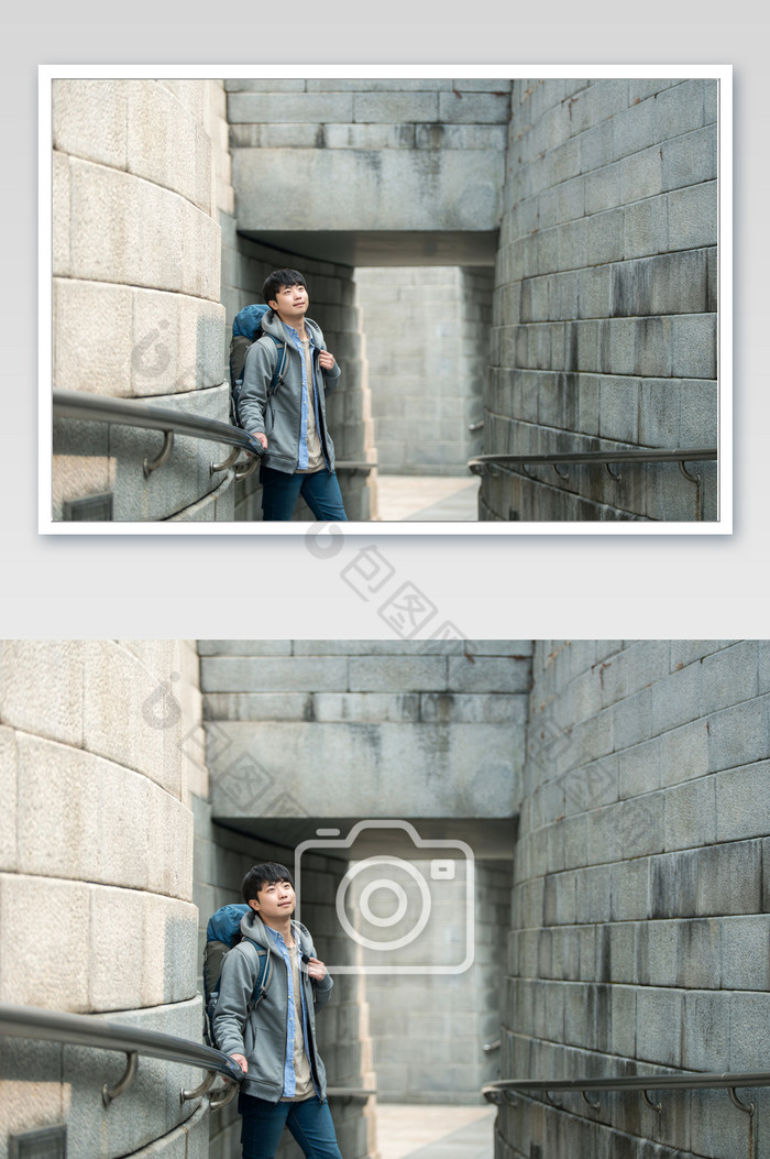 城市背包客倚靠在建筑扶手边抬头看图片图片