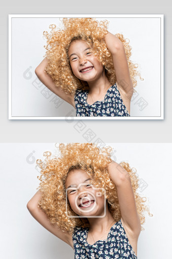 戴金色假发的小女孩抱头开心笑图片