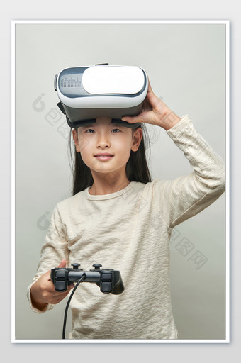 手扶头戴VR眼镜一手拿游戏手柄图片