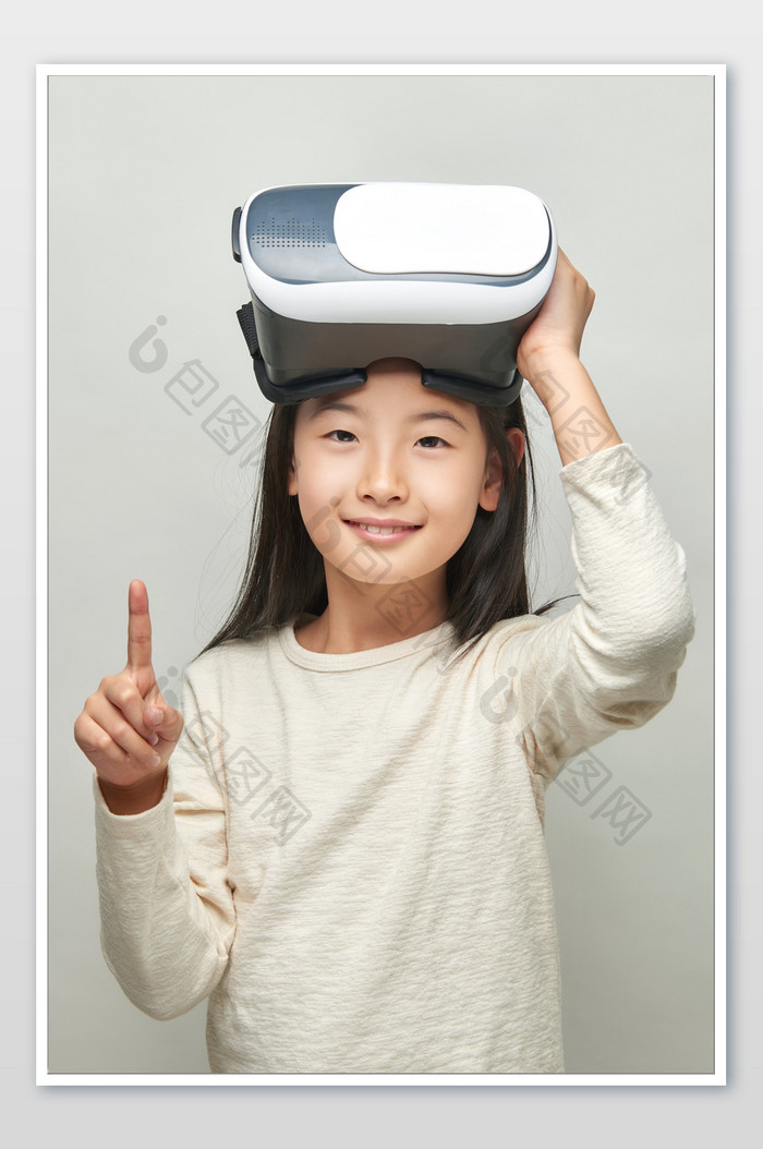 手扶头戴VR眼镜一手比数字一