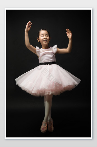 黑色背景穿着粉色纱裙跳芭蕾的小女孩图片
