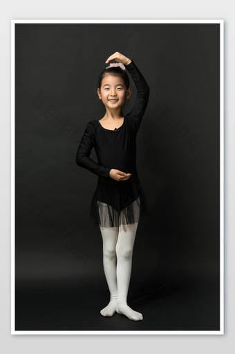 黑色背景穿着黑色舞蹈服练习的小女孩图片