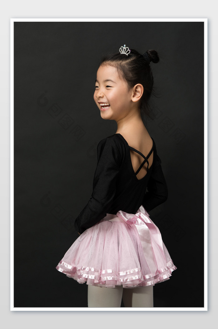 穿着黑色舞蹈服粉色纱裙微笑的女孩