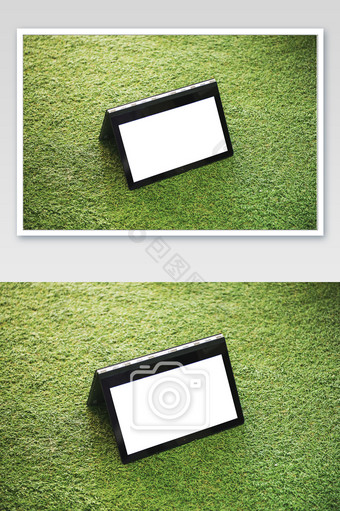 绿色草坪上摆放的空白电子屏图片