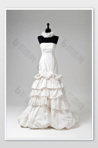 模型身上的白色荷叶边婚纱和首饰图片