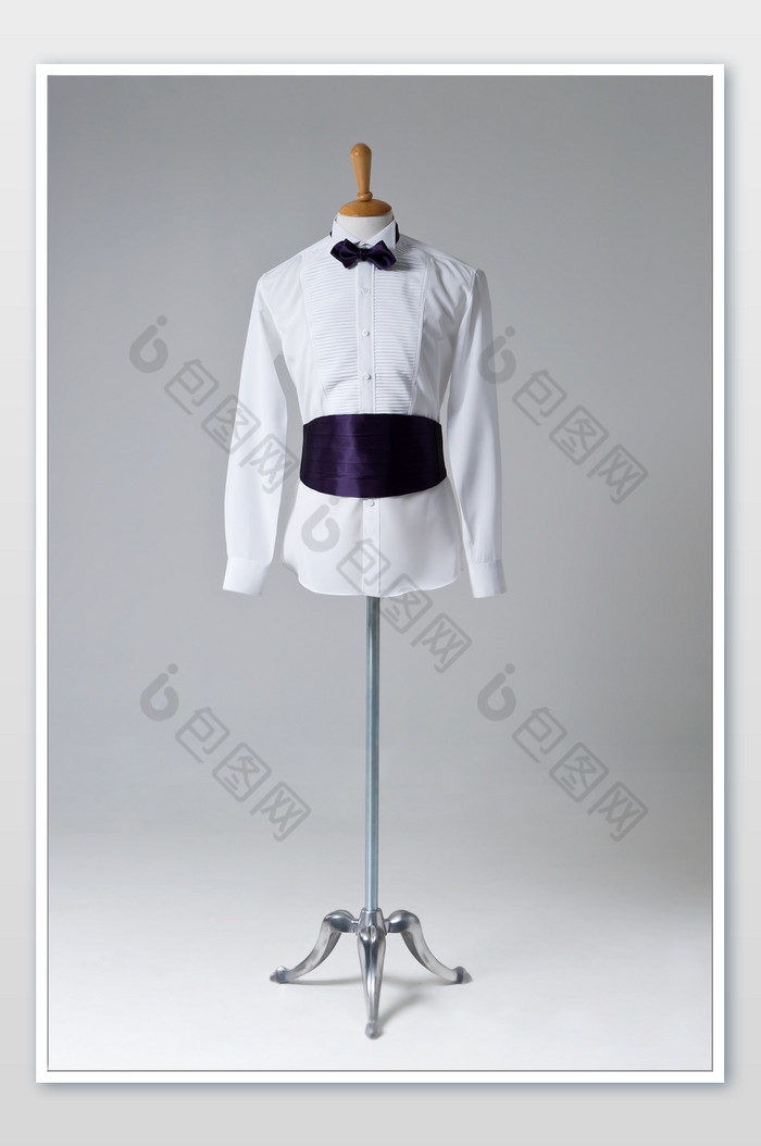 模型身上的白色衬衣深紫色领结和腰封图片图片