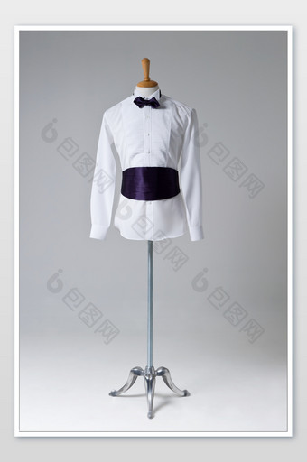 模型身上的白色衬衣深紫色领结和腰封图片