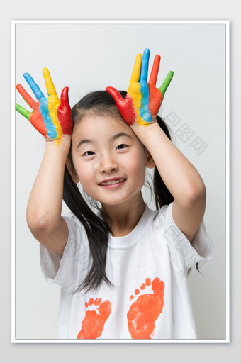 双马尾女孩举起沾满彩色涂料的手图片