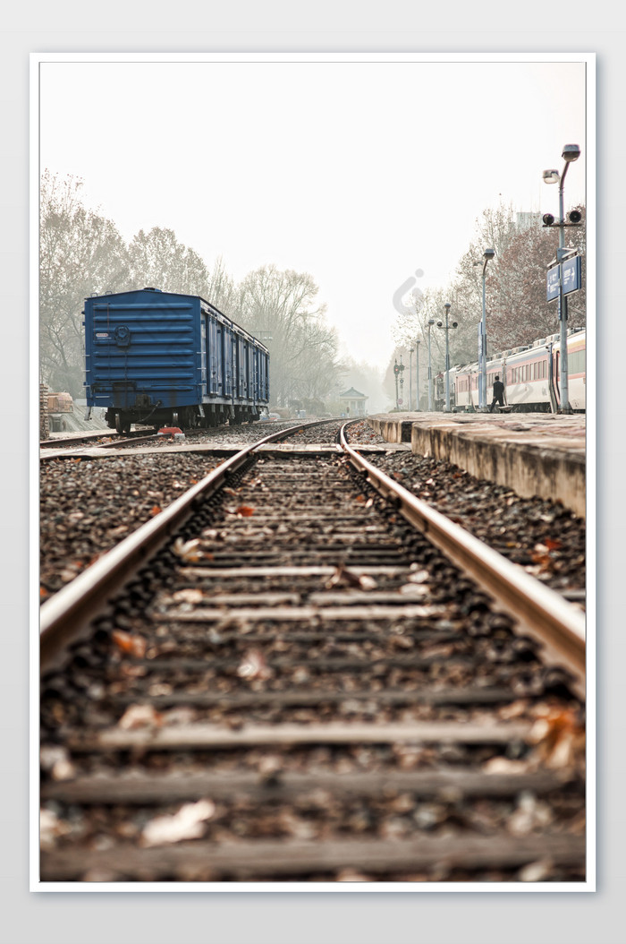 火车轨道和运行中的火车图片图片