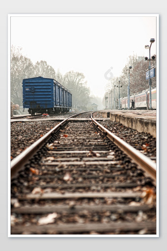 火车轨道和运行中的火车图片