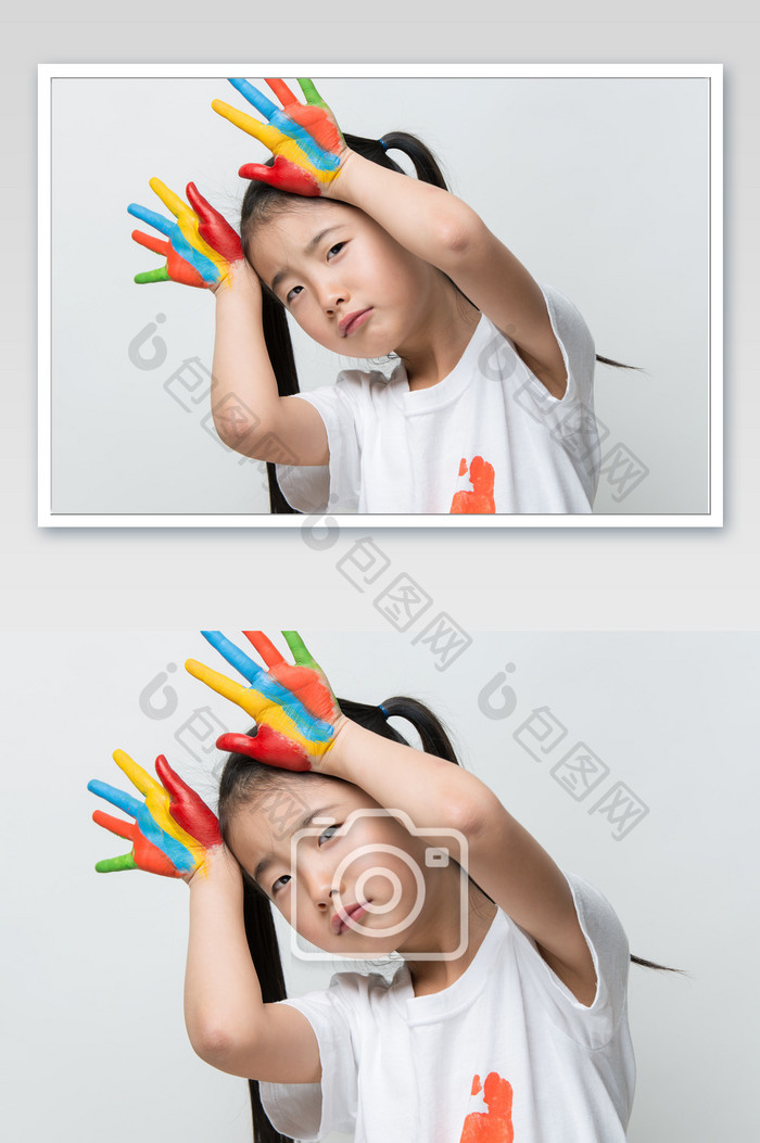双马尾女孩举起沾满彩色涂料的手委屈