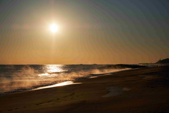 阳光照亮了海面及飞溅的浪花