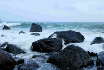 岩石波瀑布礁石海浪风景摄影图